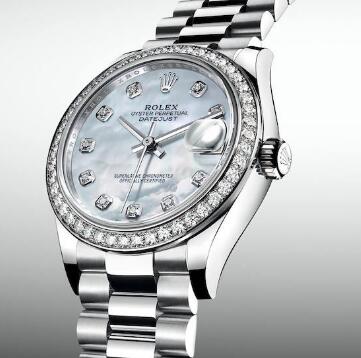 The diamonds paved on the bezel add the feminine touch to the timepiece.