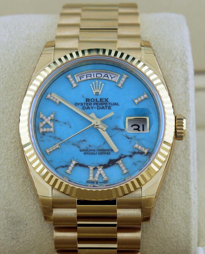 The gold material efficiently improves the luxury of the fake watches for sale.